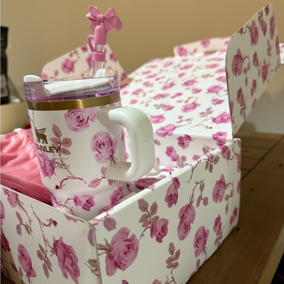 Stanley x LoveShackFancy 20oz Ribbon Rosa - Picture 2 of 4